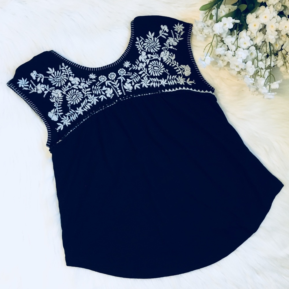 Hollister | Navy blue embroidered sleeveless shirt